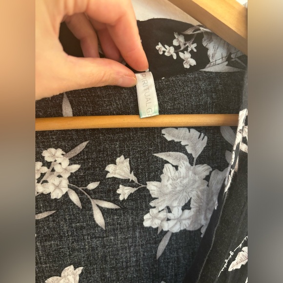 Spiritual Gangster Black & White Floral Maya Kimono, One Size Lightweight/flowy - Picture 8 of 9